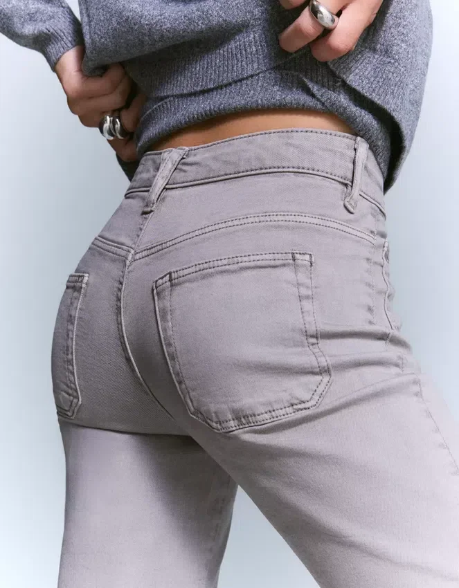 Hose mit ausgestelltem Schnitt und Taschenklappen – Hose Hose mit ausgestelltem Schnitt und Taschenklappen – Hose