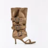 Hosen mit Sandalen mit High Heels und Schnallen – Sandalen mit High Heels Hosen mit Sandalen mit High Heels und Schnallen – Sandalen mit High Heels