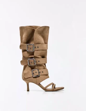 Hosen mit Sandalen mit High Heels und Schnallen – Sandalen mit High Heels Hosen mit Sandalen mit High Heels und Schnallen – Sandalen mit High Heels