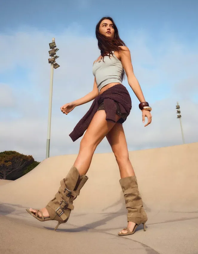 Hosen mit Sandalen mit High Heels und Schnallen – Sandalen mit High Heels Hosen mit Sandalen mit High Heels und Schnallen – Sandalen mit High Heels