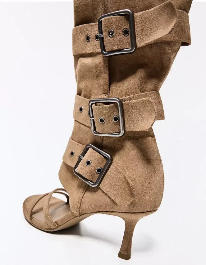 Hosen mit Sandalen mit High Heels und Schnallen – Sandalen mit High Heels Hosen mit Sandalen mit High Heels und Schnallen – Sandalen mit High Heels