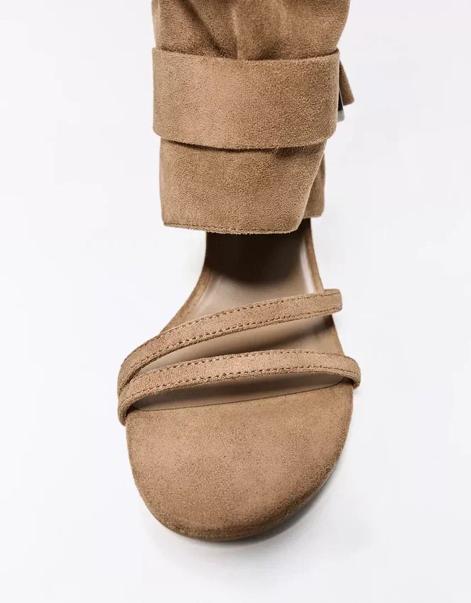 Hosen mit Sandalen mit High Heels und Schnallen – Sandalen mit High Heels Hosen mit Sandalen mit High Heels und Schnallen – Sandalen mit High Heels