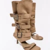 Hosen mit Sandalen mit High Heels und Schnallen – Sandalen mit High Heels Hosen mit Sandalen mit High Heels und Schnallen – Sandalen mit High Heels