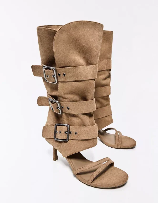 Hosen mit Sandalen mit High Heels und Schnallen – Sandalen mit High Heels Hosen mit Sandalen mit High Heels und Schnallen – Sandalen mit High Heels