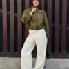 Jacke mit gerafften Schnallen Jacke mit gerafften Schnallen
