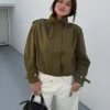 Jacke mit gerafften Schnallen Jacke mit gerafften Schnallen