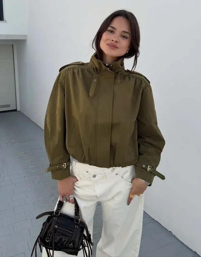 Jacke mit gerafften Schnallen Jacke mit gerafften Schnallen
