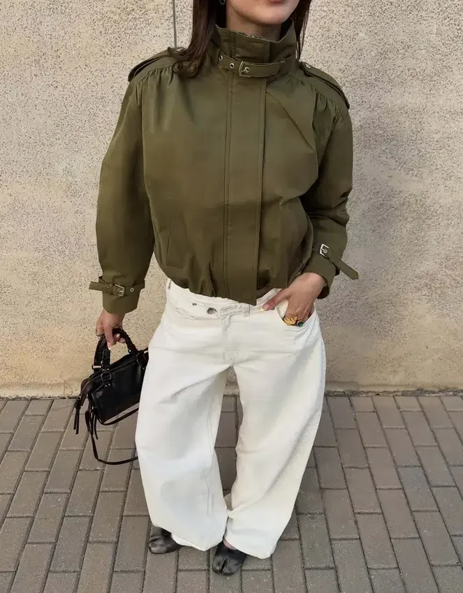 Jacke mit gerafften Schnallen Jacke mit gerafften Schnallen