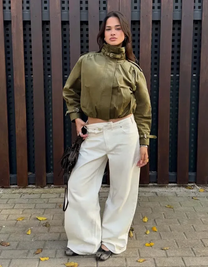 Jacke mit gerafften Schnallen Jacke mit gerafften Schnallen