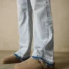 Jeans mit geradem Bein und ausgestelltem Saum – Jeans