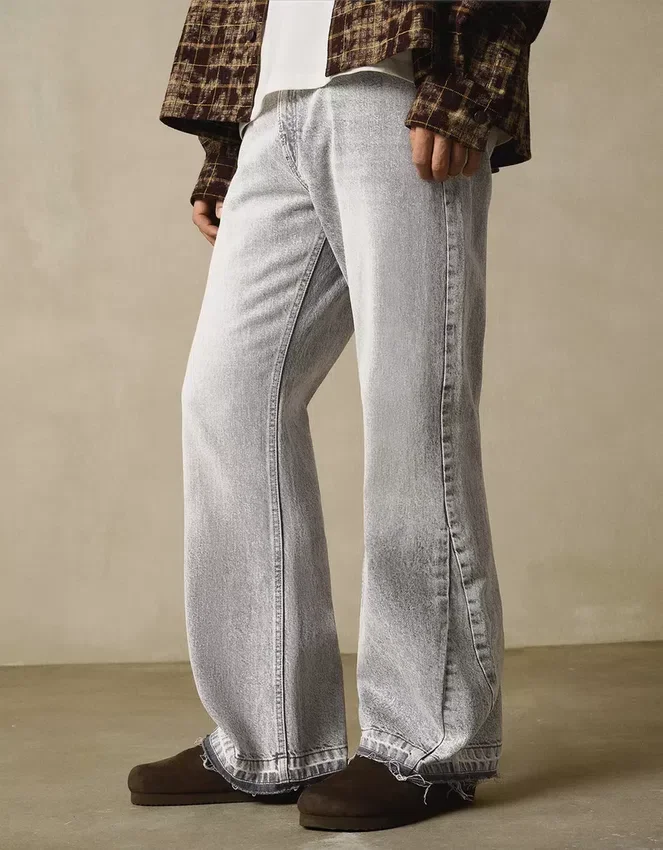 Jeans mit geradem Bein und ausgestelltem Saum – Jeans Jeans mit geradem Bein und ausgestelltem Saum – Jeans