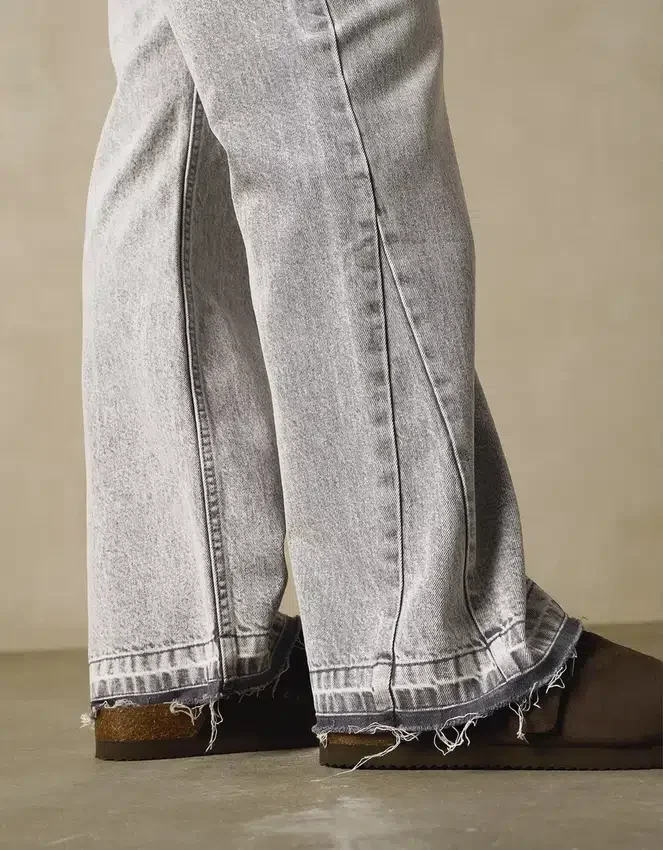 Jeans mit geradem Bein und ausgestelltem Saum – Jeans Jeans mit geradem Bein und ausgestelltem Saum – Jeans