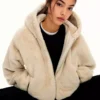 Kapuzenjacke aus Kunstpelz – Jacken und Trenchcoats Kapuzenjacke aus Kunstpelz – Jacken und Trenchcoats