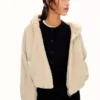 Kapuzenjacke aus Kunstpelz – Jacken und Trenchcoats Kapuzenjacke aus Kunstpelz – Jacken und Trenchcoats