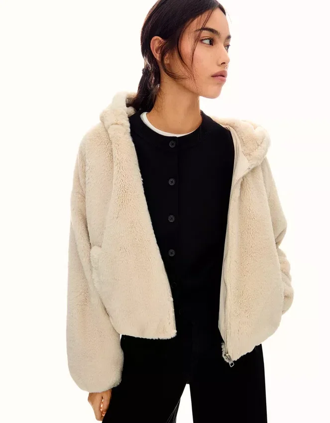 Kapuzenjacke aus Kunstpelz – Jacken und Trenchcoats Kapuzenjacke aus Kunstpelz – Jacken und Trenchcoats
