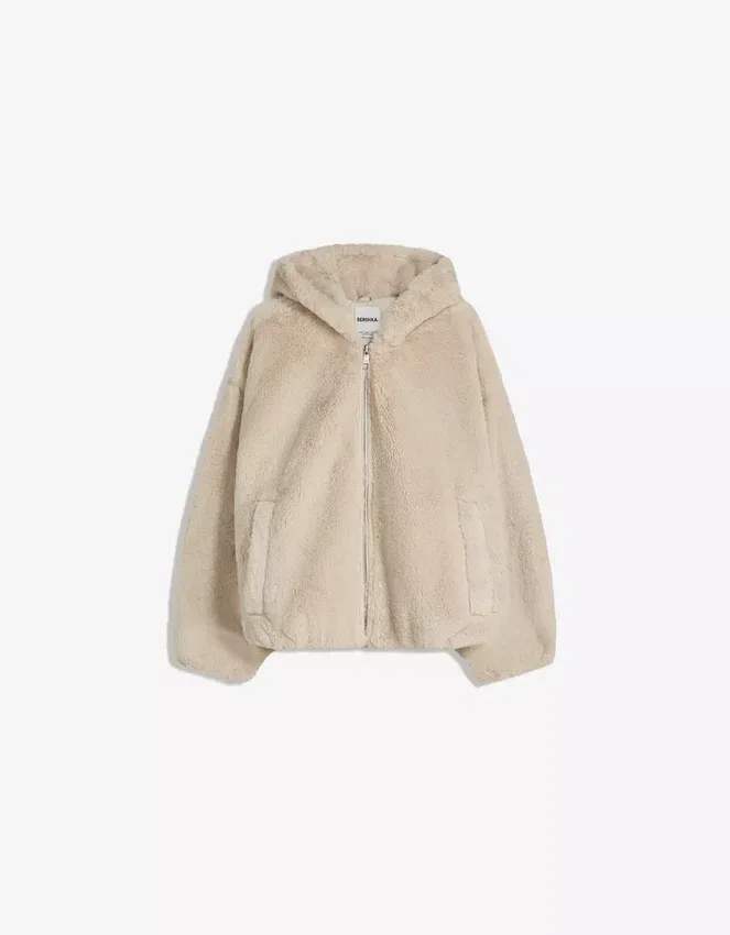 Kapuzenjacke aus Kunstpelz – Jacken und Trenchcoats Kapuzenjacke aus Kunstpelz – Jacken und Trenchcoats