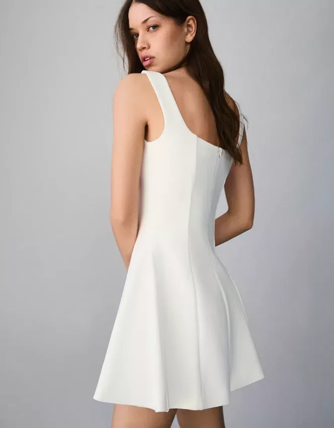 Kleid mit ausgestelltem Rock Kleid mit ausgestelltem Rock