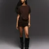 Kleid mit offenem Rücken und drapiertem Rock Kleid mit offenem Rücken und drapiertem Rock