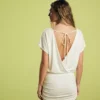 Kleid mit offenem Rücken und drapiertem Rock Kleid mit offenem Rücken und drapiertem Rock