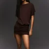 Kleid mit offenem Rücken und drapiertem Rock Kleid mit offenem Rücken und drapiertem Rock