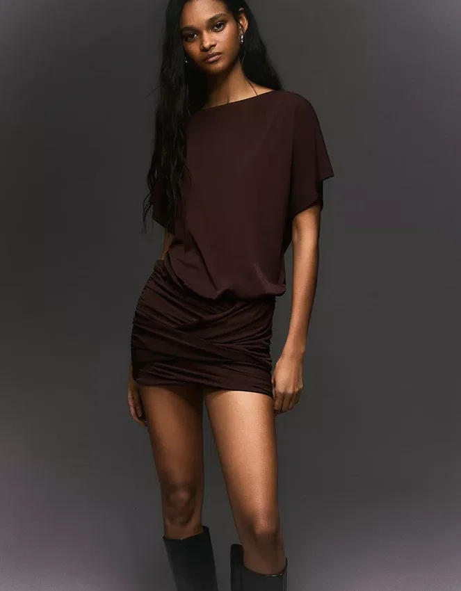 Kleid mit offenem Rücken und drapiertem Rock Kleid mit offenem Rücken und drapiertem Rock