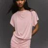 Kleid mit offenem Rücken und drapiertem Rock Kleid mit offenem Rücken und drapiertem Rock