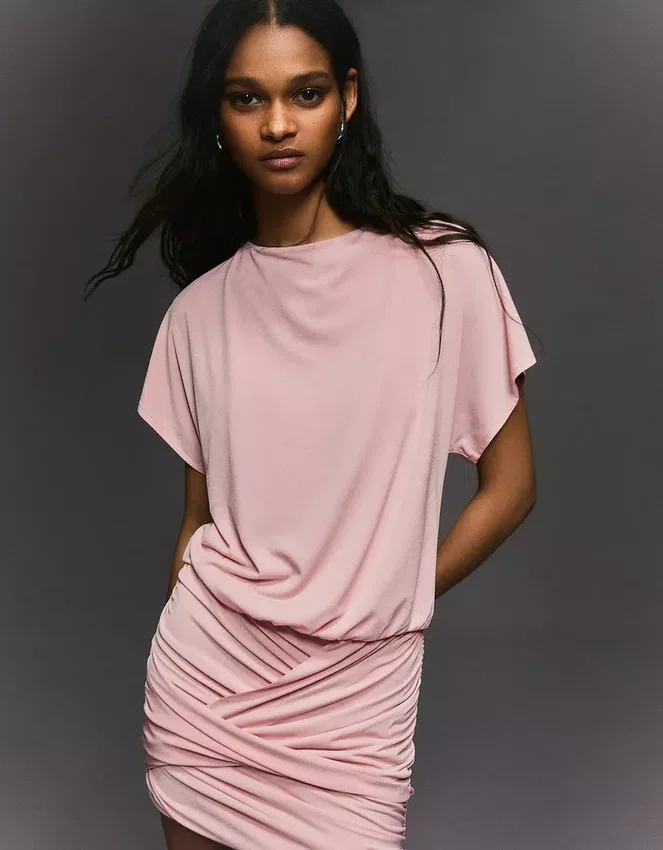 Kleid mit offenem Rücken und drapiertem Rock Kleid mit offenem Rücken und drapiertem Rock