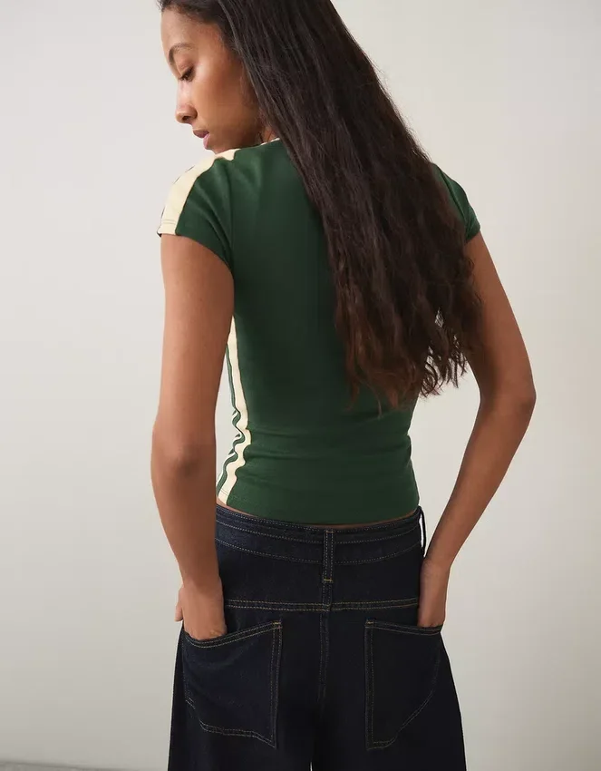 Kurzarm-T-Shirt mit Sportprint – T-Shirts Kurzarm-T-Shirt mit Sportprint – T-Shirts