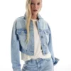 Kurze Denim-Jacke mit Strasssteinen – Jacken und Trenchcoats Kurze Denim-Jacke mit Strasssteinen – Jacken und Trenchcoats