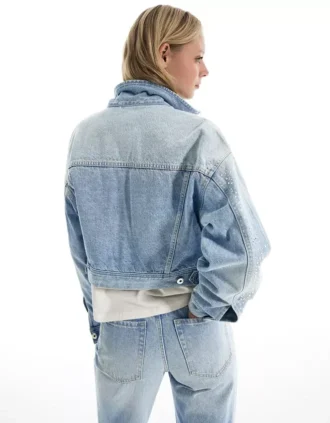 Kurze Denim-Jacke mit Strasssteinen – Jacken und Trenchcoats
