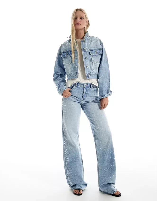 Kurze Denim-Jacke mit Strasssteinen – Jacken und Trenchcoats Kurze Denim-Jacke mit Strasssteinen – Jacken und Trenchcoats