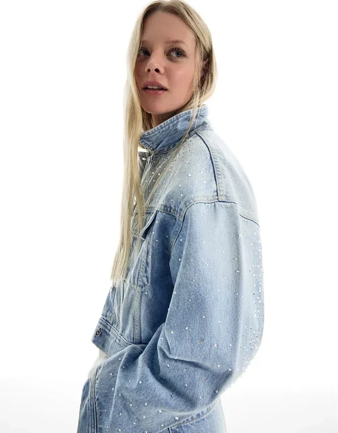 Kurze Denim-Jacke mit Strasssteinen – Jacken und Trenchcoats Kurze Denim-Jacke mit Strasssteinen – Jacken und Trenchcoats