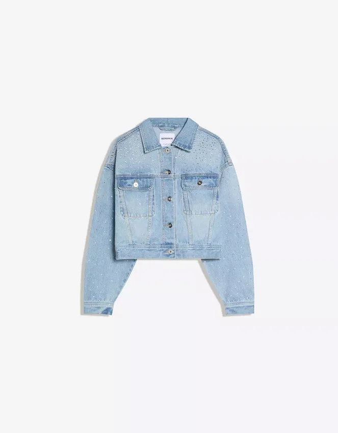 Kurze Denim-Jacke mit Strasssteinen – Jacken und Trenchcoats Kurze Denim-Jacke mit Strasssteinen – Jacken und Trenchcoats