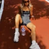 Kurzer Jumpsuit mit kontrastierenden Trägern Kurzer Jumpsuit mit kontrastierenden Trägern