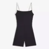 Kurzer Jumpsuit mit kontrastierenden Trägern Kurzer Jumpsuit mit kontrastierenden Trägern