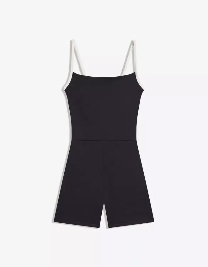 Kurzer Jumpsuit mit kontrastierenden Trägern Kurzer Jumpsuit mit kontrastierenden Trägern
