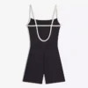 Kurzer Jumpsuit mit kontrastierenden Trägern Kurzer Jumpsuit mit kontrastierenden Trägern