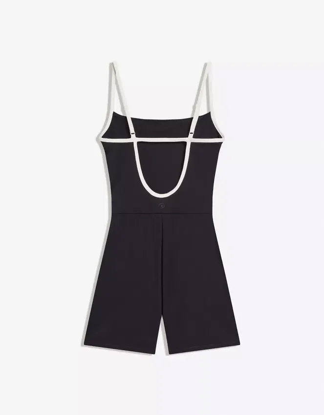 Kurzer Jumpsuit mit kontrastierenden Trägern Kurzer Jumpsuit mit kontrastierenden Trägern