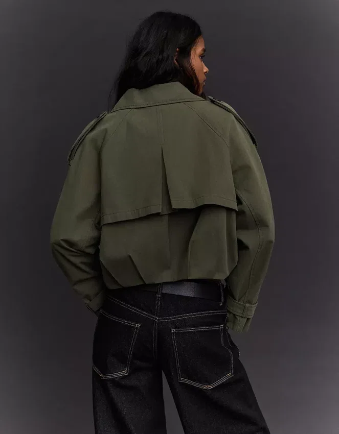 Kurzer Trenchcoat mit Ballon-Effekt – Jacken und Mäntel Kurzer Trenchcoat mit Ballon-Effekt – Jacken und Mäntel