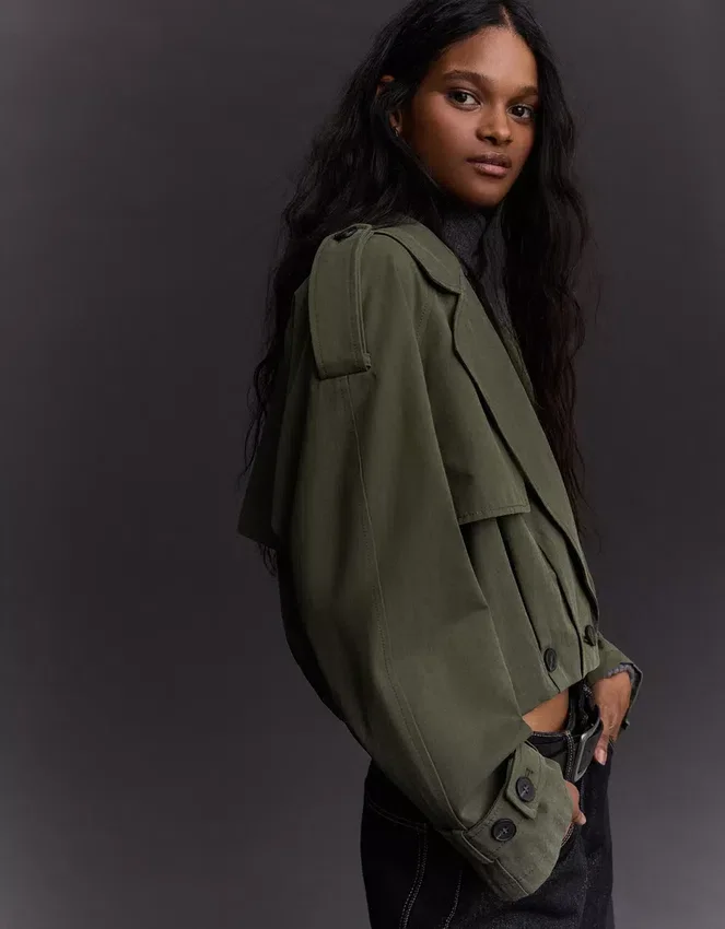 Kurzer Trenchcoat mit Ballon-Effekt – Jacken und Mäntel Kurzer Trenchcoat mit Ballon-Effekt – Jacken und Mäntel