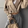 Kurzer Trenchcoat mit Balloneffekt Kurzer Trenchcoat mit Balloneffekt