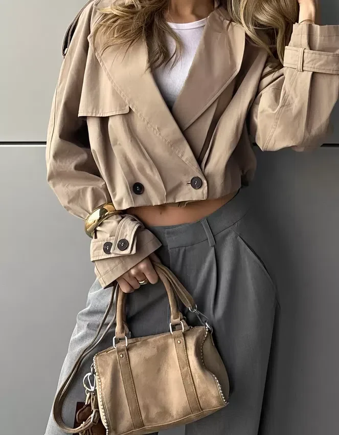 Kurzer Trenchcoat mit Balloneffekt Kurzer Trenchcoat mit Balloneffekt
