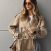 Kurzer Trenchcoat mit Balloneffekt Kurzer Trenchcoat mit Balloneffekt