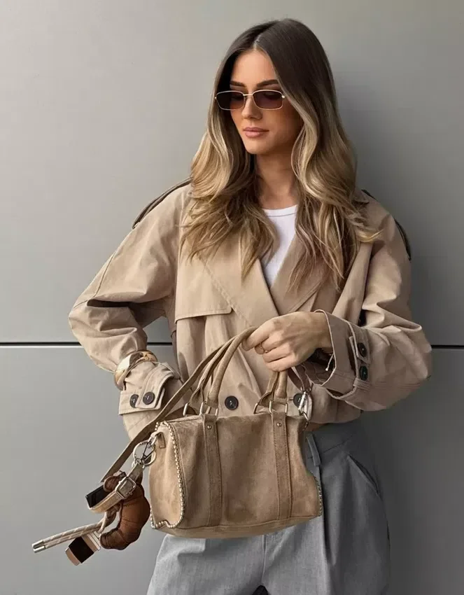 Kurzer Trenchcoat mit Balloneffekt Kurzer Trenchcoat mit Balloneffekt