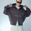 Kurzes Sweatshirt mit Reißverschluss und Print in Boxy-Fit – Sweatshirts und Hoodies Kurzes Sweatshirt mit Reißverschluss und Print in Boxy-Fit – Sweatshirts und Hoodies