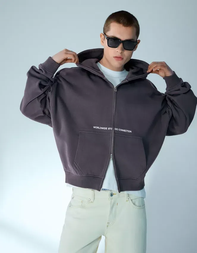 Kurzes Sweatshirt mit Reißverschluss und Print in Boxy-Fit – Sweatshirts und Hoodies Kurzes Sweatshirt mit Reißverschluss und Print in Boxy-Fit – Sweatshirts und Hoodies