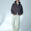Kurzes Sweatshirt mit Reißverschluss und Print in Boxy-Fit – Sweatshirts und Hoodies Kurzes Sweatshirt mit Reißverschluss und Print in Boxy-Fit – Sweatshirts und Hoodies