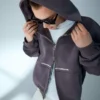 Kurzes Sweatshirt mit Reißverschluss und Print in Boxy-Fit – Sweatshirts und Hoodies Kurzes Sweatshirt mit Reißverschluss und Print in Boxy-Fit – Sweatshirts und Hoodies
