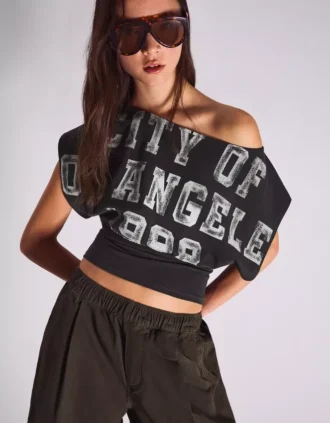 Kurzärmeliges T-Shirt mit asymmetrischem Print
