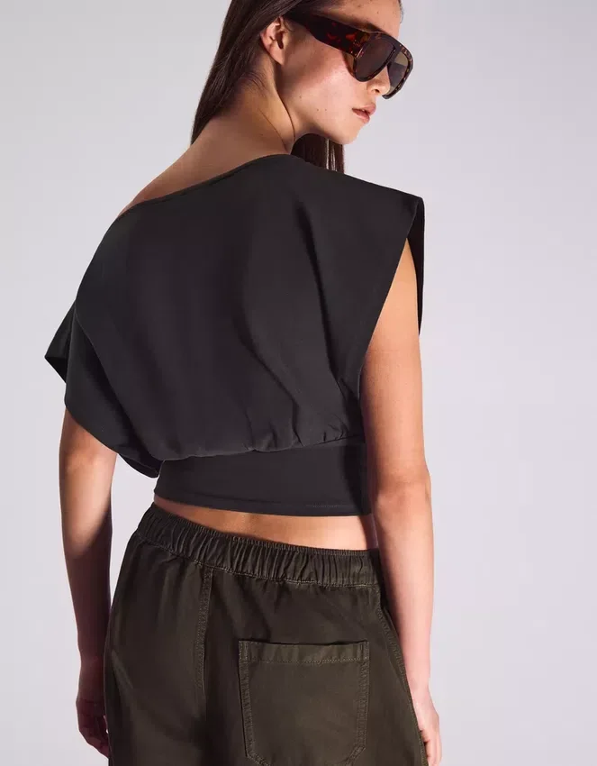 Kurzärmeliges T-Shirt mit asymmetrischem Print Kurzärmeliges T-Shirt mit asymmetrischem Print